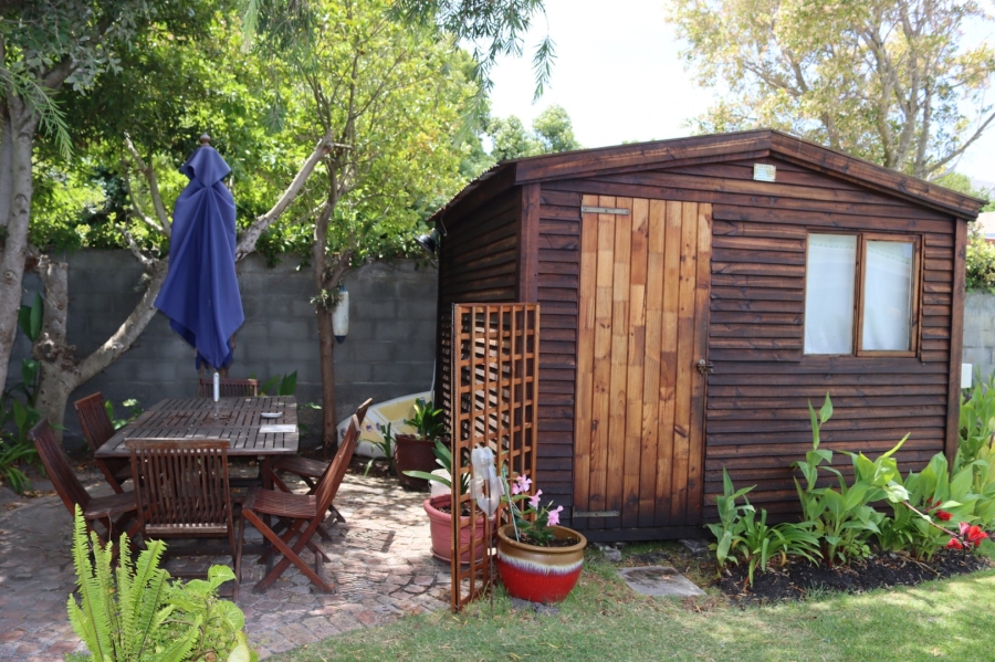 To Let 4 Bedroom Property for Rent in Kleinmond Western Cape